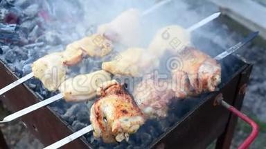 在户外烤架上烤生肉。野餐时用炭火烤肉。烧烤派对烤肉串